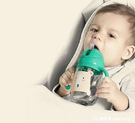 如何让宝宝从奶瓶过度到水杯？