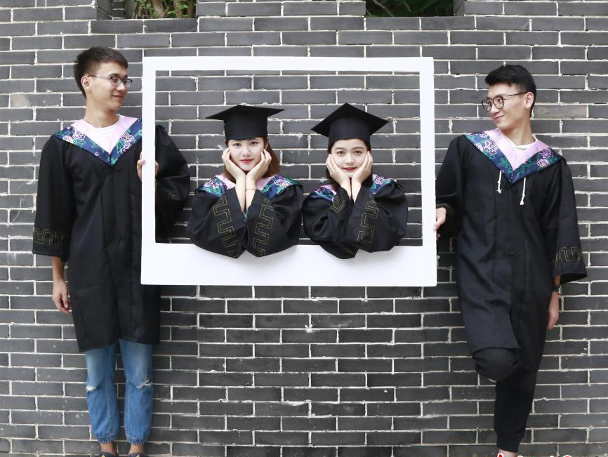 武汉一高校女生为学长学姐拍摄3D创意毕业照
