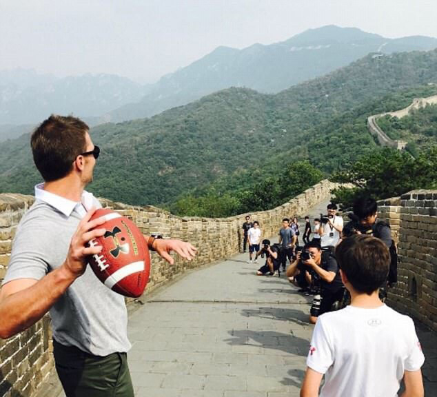 橄榄球星汤姆·布雷迪携儿子游中国长城