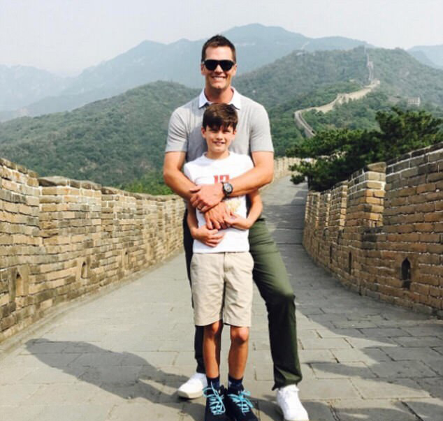 橄榄球星汤姆·布雷迪携儿子游中国长城