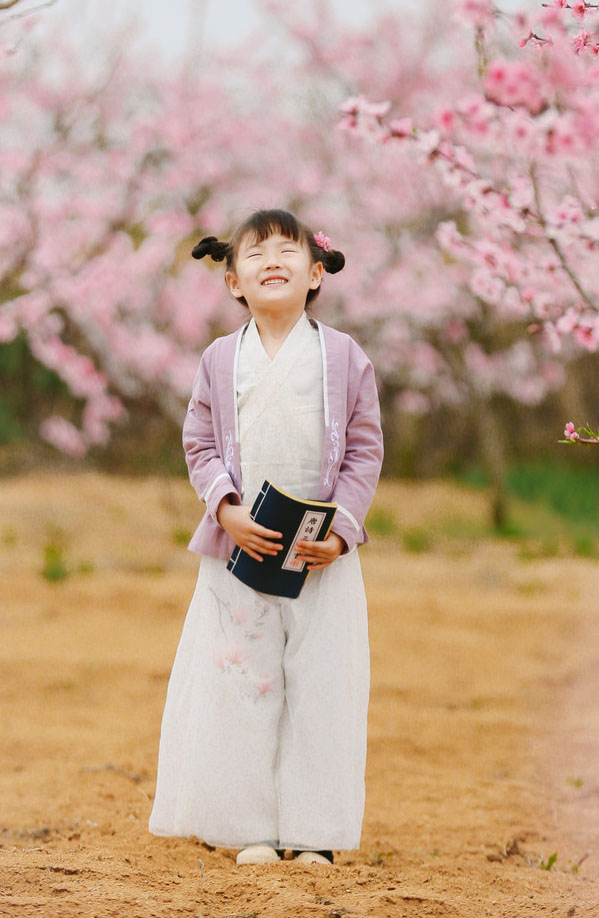 小女孩粉嫩桃花林可爱写真