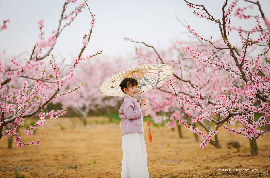 小女孩粉嫩桃花林可爱写真