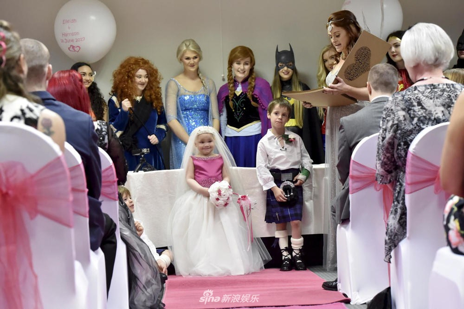 英国5岁癌症女孩穿婚纱与“男友”结婚