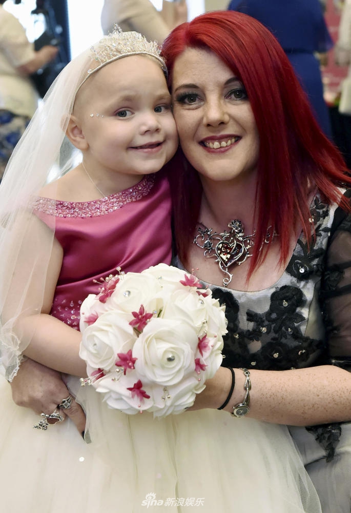 英国5岁癌症女孩穿婚纱与“男友”结婚