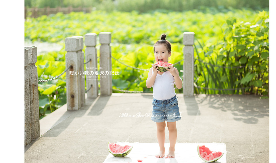 小女孩夏日吃西瓜可爱写真