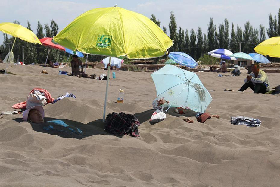 新疆吐鲁番进入高温模式 沙疗受追捧