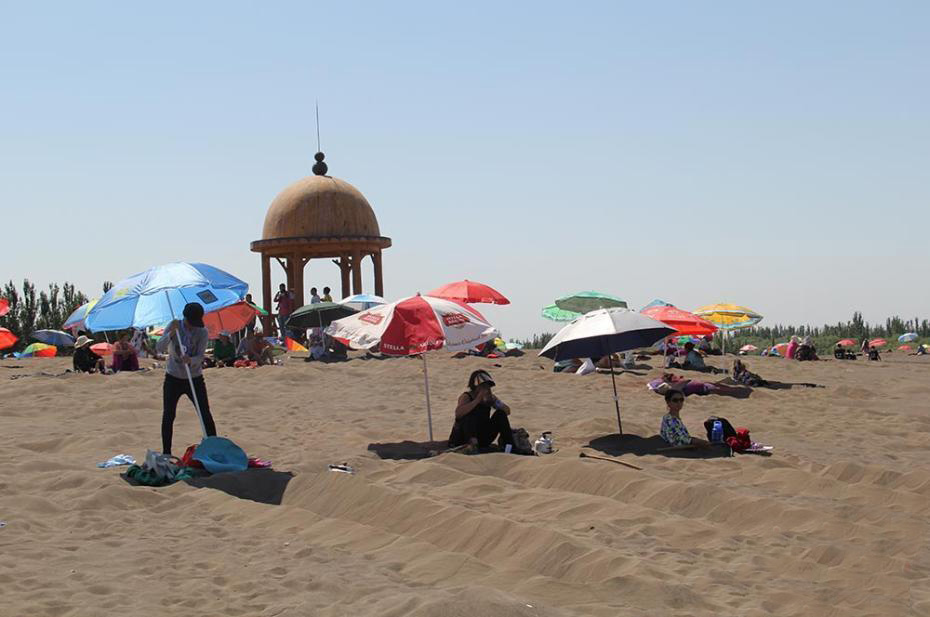 新疆吐鲁番进入高温模式 沙疗受追捧