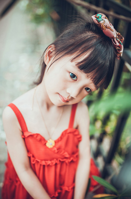 红裙子小女孩夏日室外写真