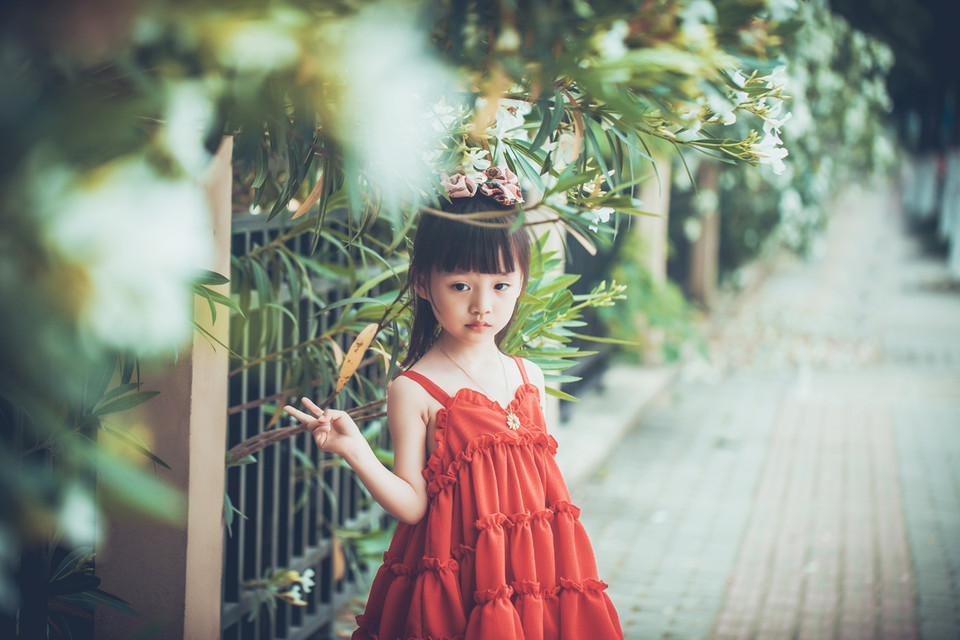 红裙子小女孩夏日室外写真