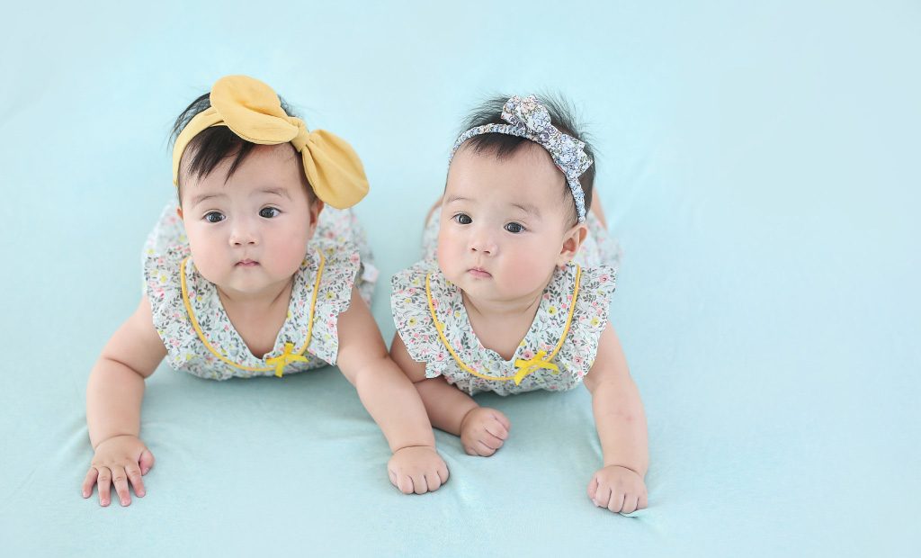 双胞胎可爱女宝宝写真图片