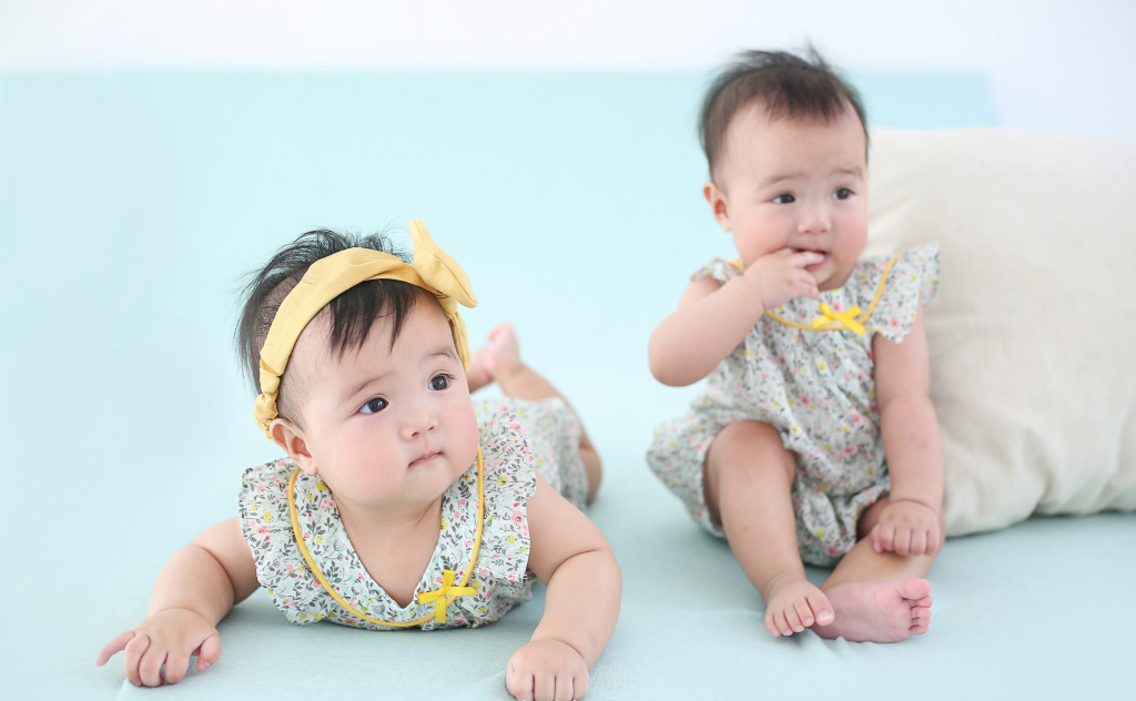 双胞胎可爱女宝宝写真图片
