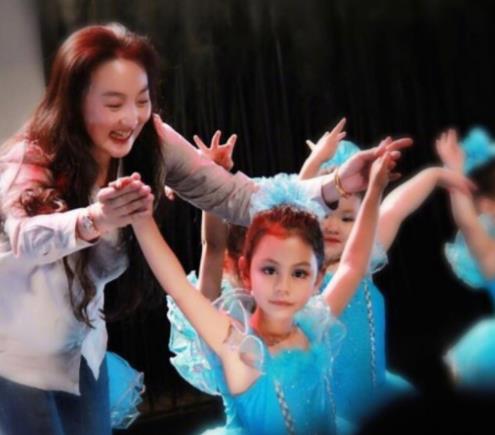 刘烨女儿霓娜跳芭蕾 高冷神情气质迷人