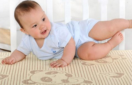 睡凉席后宝宝长红疹、腹泻、究竟是怎么回事儿？你家宝宝凉席睡对了吗？