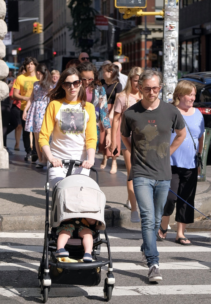 安妮·海瑟薇夫妇推婴儿车漫步街头 幸福满满