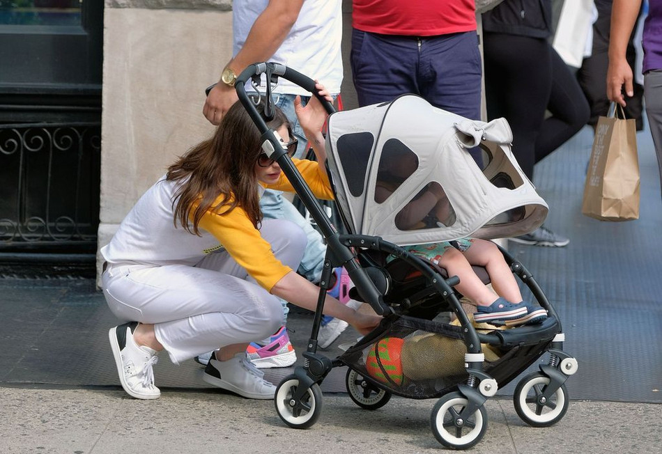 安妮·海瑟薇夫妇推婴儿车漫步街头 幸福满满