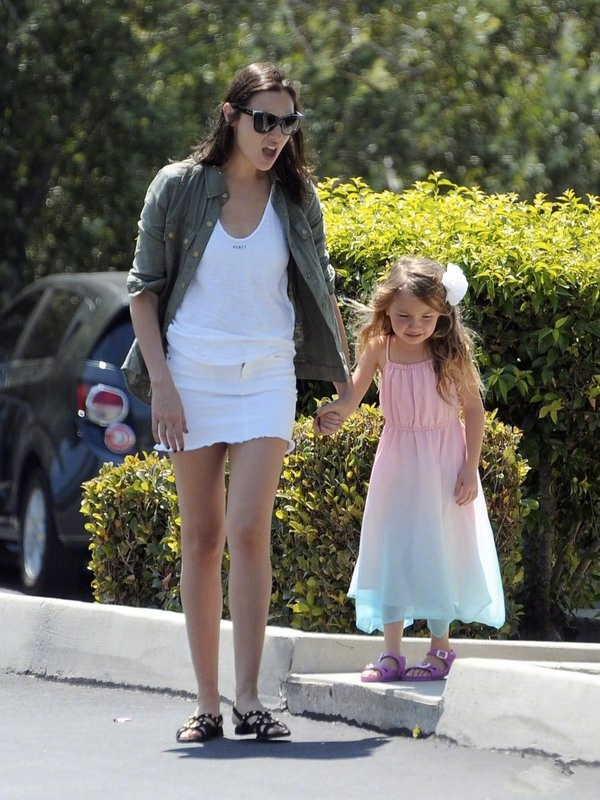 盖尔·加朵带女儿出街 萌娃头戴一朵大白花