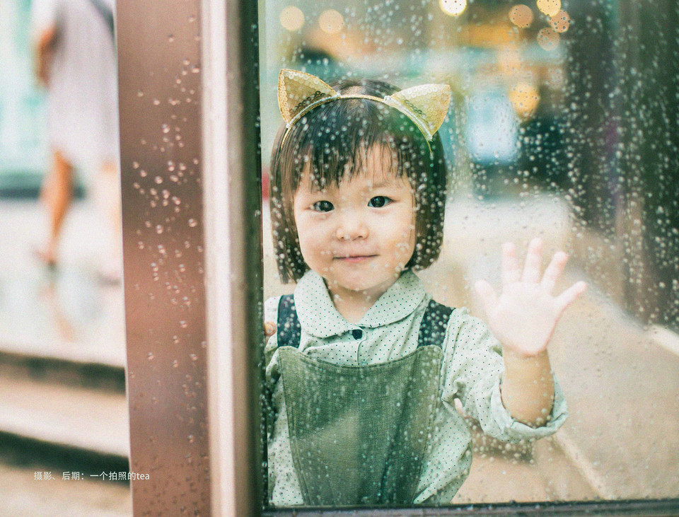 可爱小女孩戴着猫耳朵写真图片