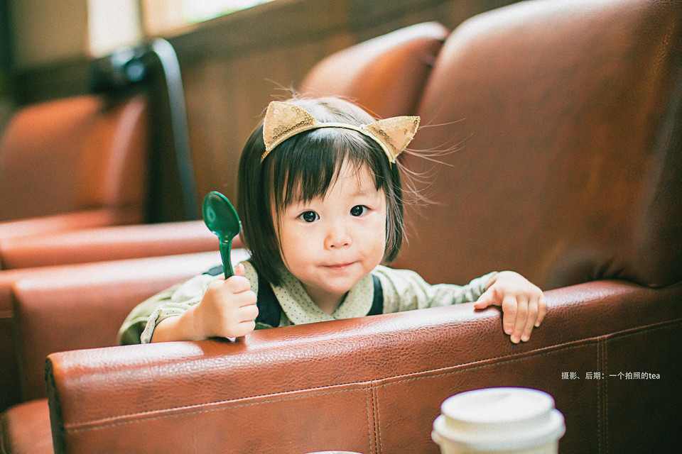 可爱小女孩戴着猫耳朵写真图片