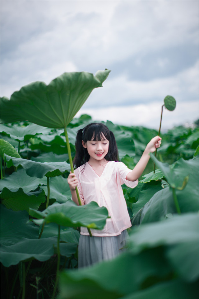 甜美可爱小女孩荷叶池写真图片