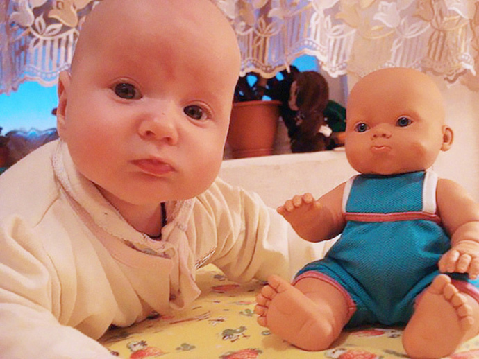 婴儿和芭比娃娃可爱合影图片