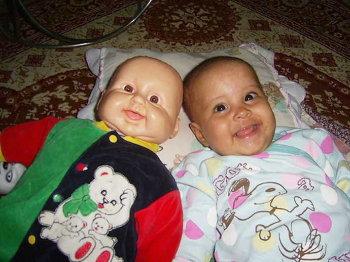婴儿和芭比娃娃可爱合影图片