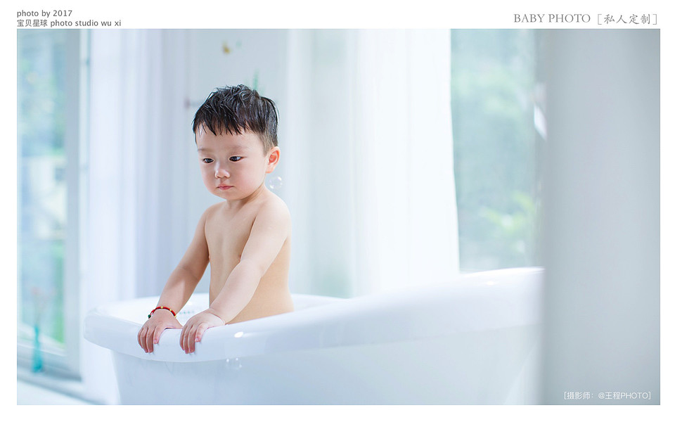 小男孩浴缸可爱清新写真