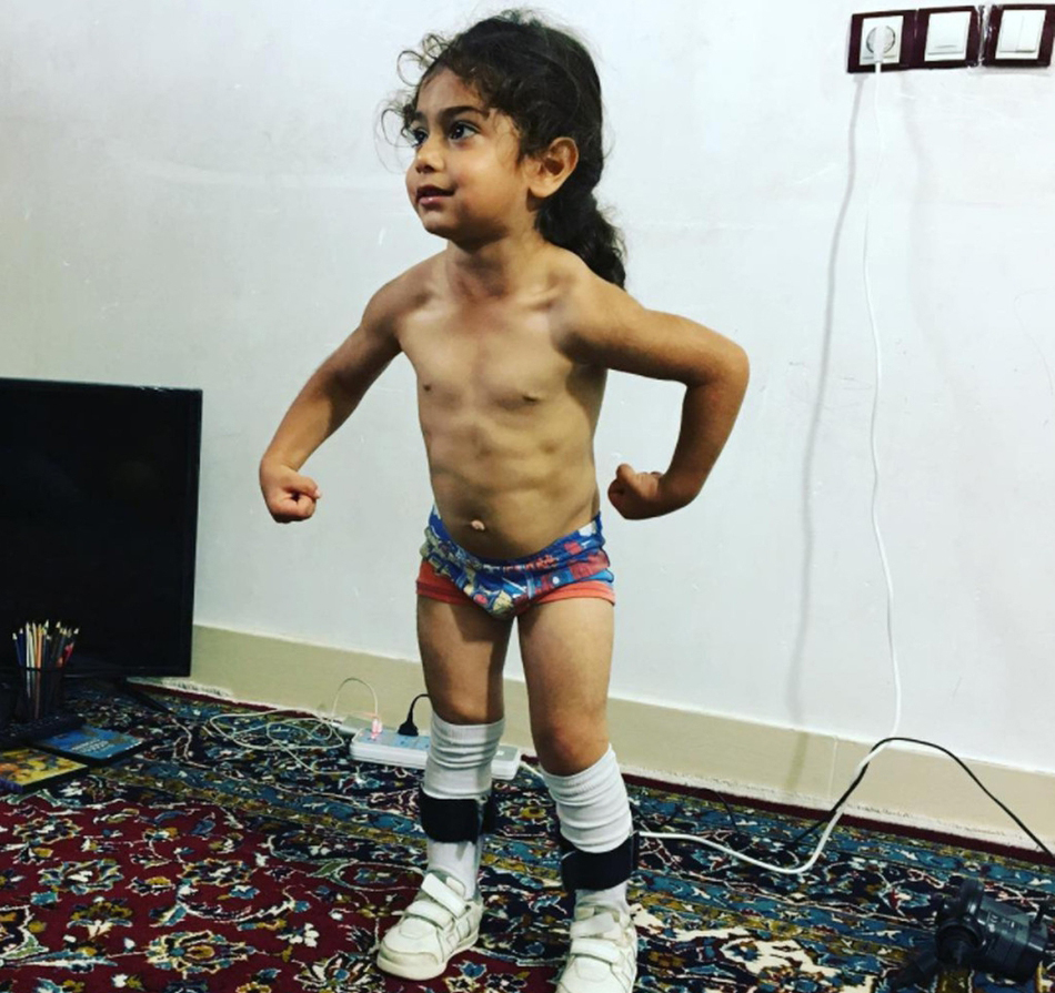伊朗3岁小男孩健身走红网络