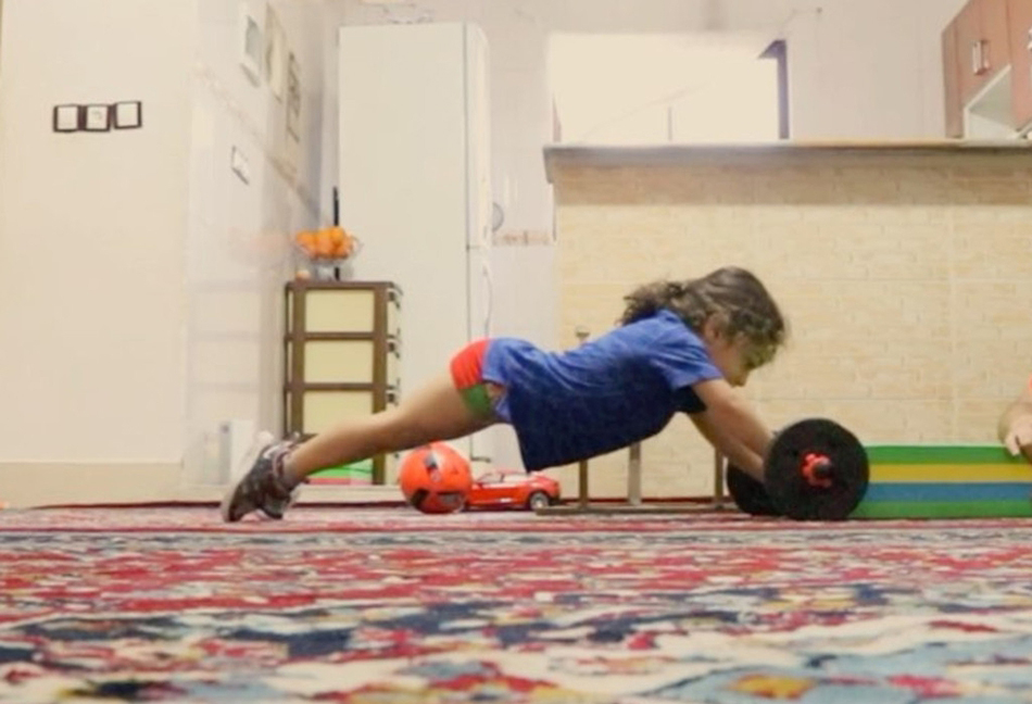 伊朗3岁小男孩健身走红网络