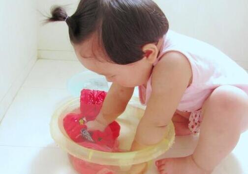 给宝宝洗衣服用什么最安全 给小孩安全洗衣服用什么