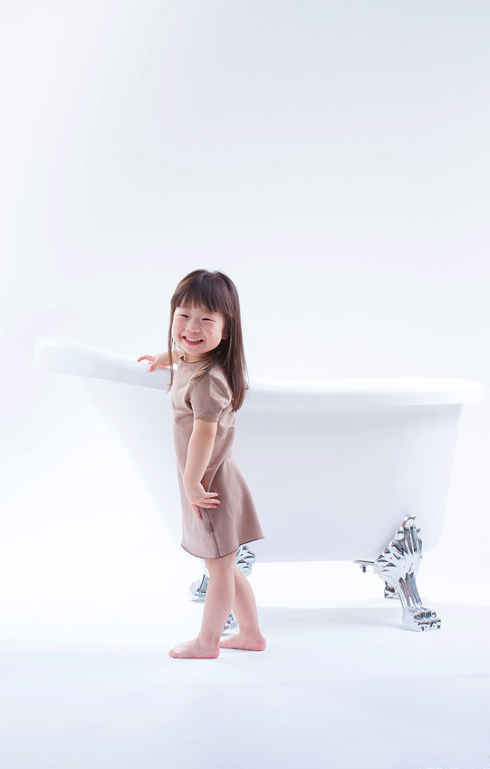 小女孩浴缸纯色清新写真