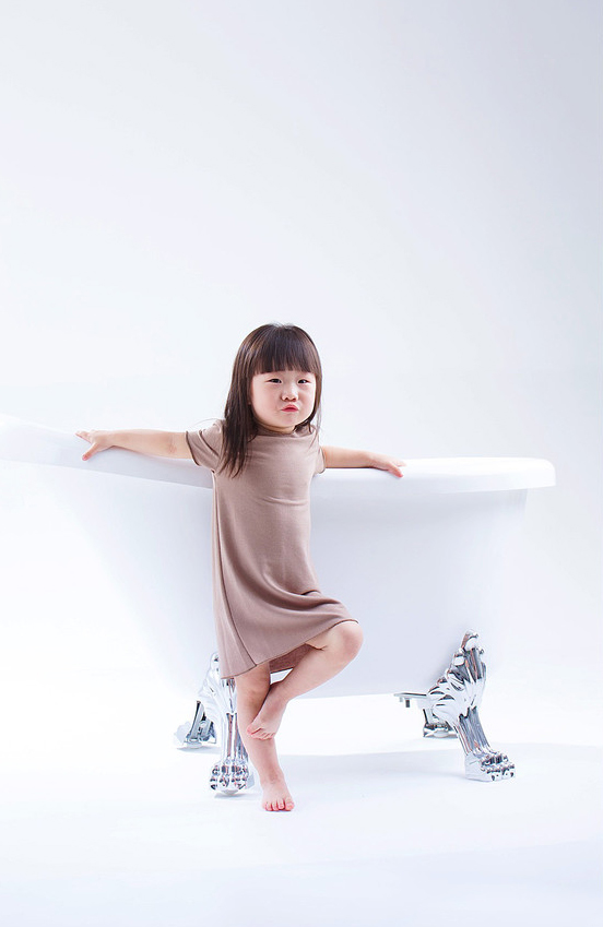 小女孩浴缸纯色清新写真