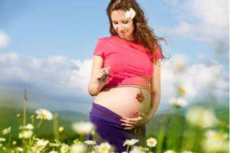 大肚子孕妇摄影图片