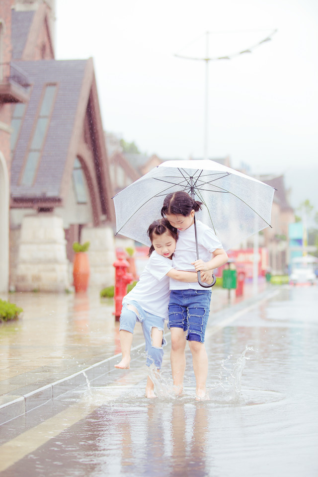 小姐妹雨中户外清新写真图片