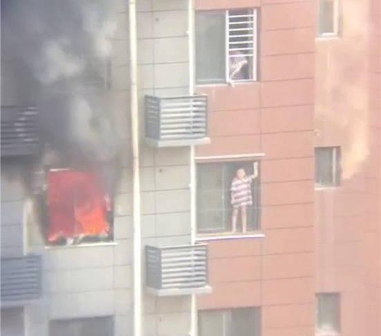9岁男孩独自在家遇火灾 站在窗台上呼救