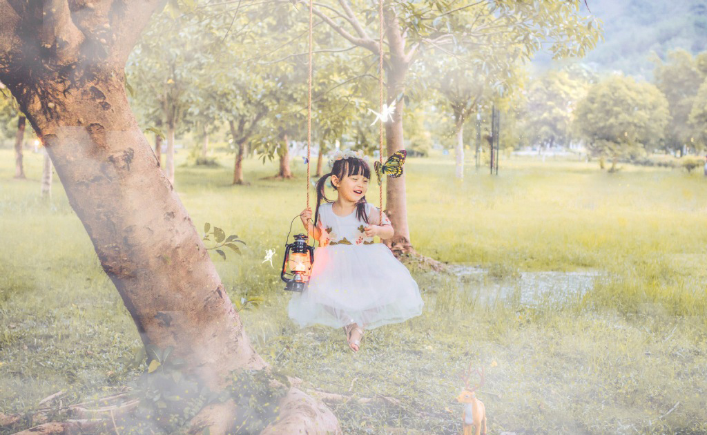 小女孩梦幻森林写真图片