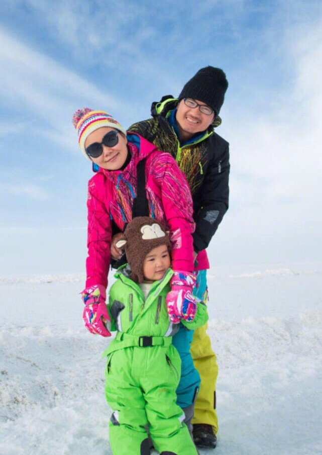 重庆夫妻带2岁儿子上高原爬雪山引发热议