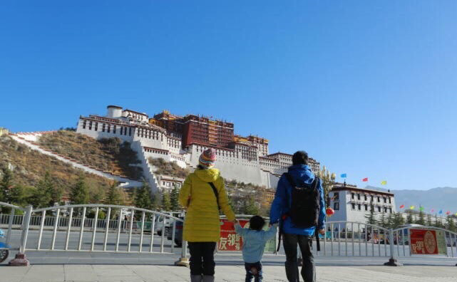 重庆夫妻带2岁儿子上高原爬雪山引发热议