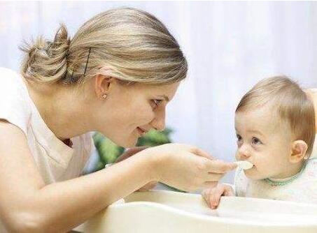 妈咪们还在给宝宝这样吃辅食吗？小心过敏还不知道！