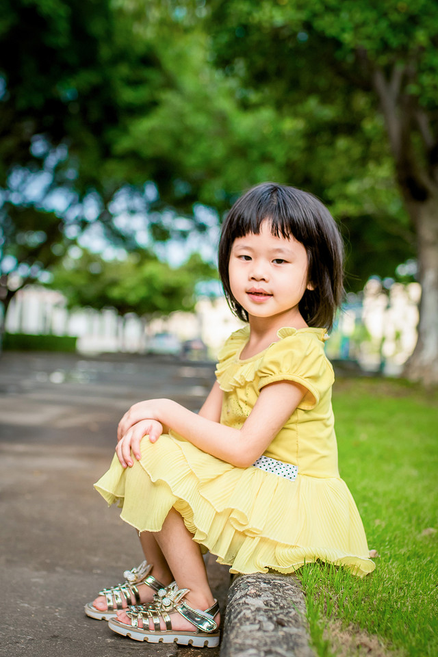 小女孩淡黄色裙子夏日写真