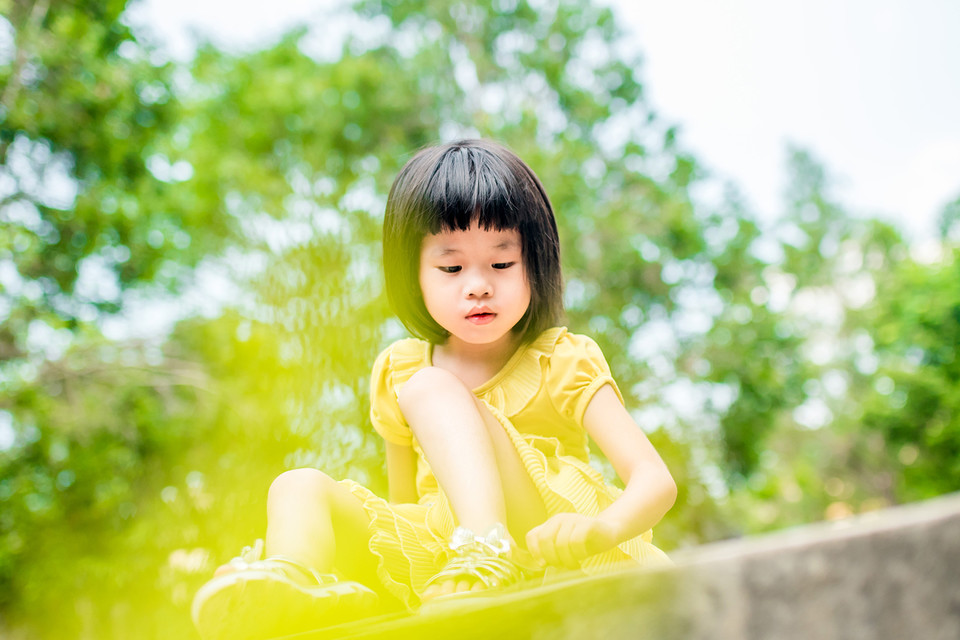 小女孩淡黄色裙子夏日写真