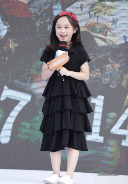 刘楚恬参加电影首映礼 吃可爱长大的小萌娃