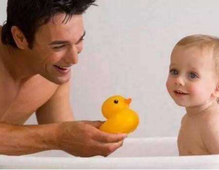 你家宝宝不是爸爸给洗澡的？那可丢失了一大笔财富！