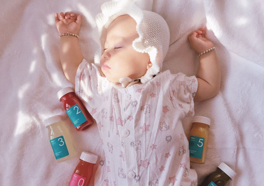 【小宝宝日常照】爱喝果汁的小宝宝图片