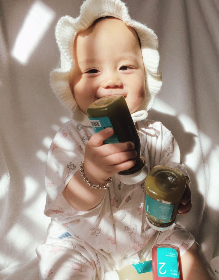 【小宝宝日常照】爱喝果汁的小宝宝图片