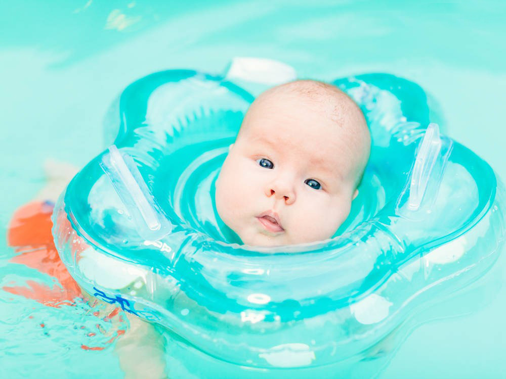 新生婴儿游泳图片