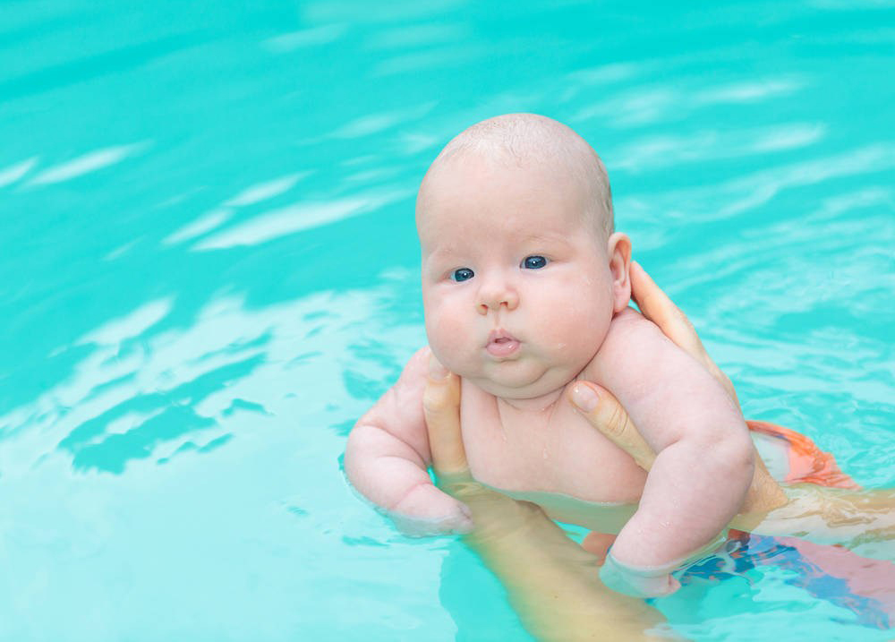 新生婴儿游泳图片