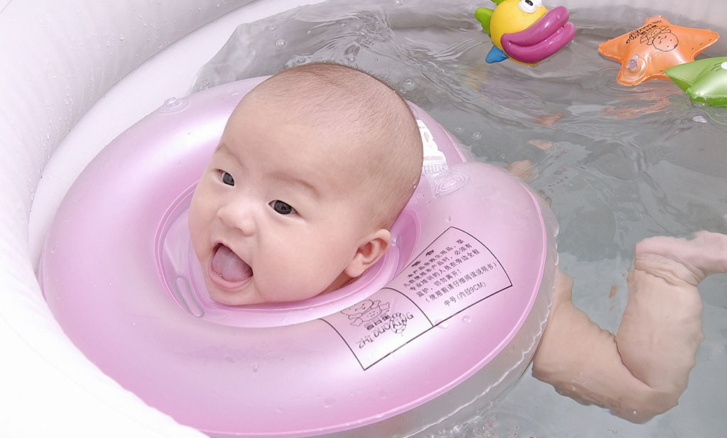 婴儿游泳图片