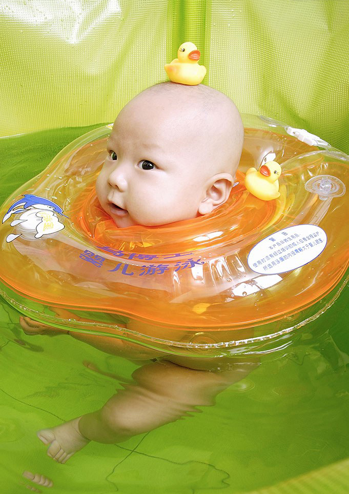 婴儿游泳的图片