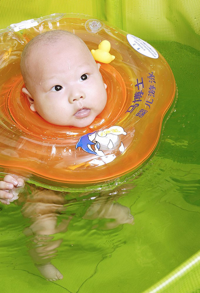 婴儿游泳的图片