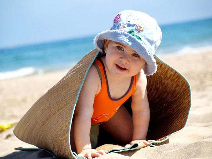外国儿童夏日沙滩玩耍图片